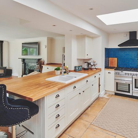 The Lansdowne Guest House Bourton-on-the-Water Dış mekan fotoğraf A kitchen with a skylight