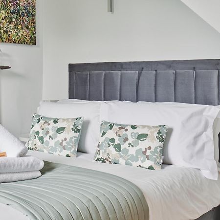 The Lansdowne Guest House Bourton-on-the-Water Dış mekan fotoğraf A bed with a headboard