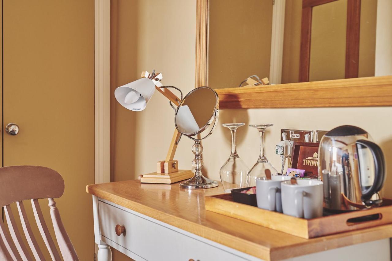 The Lansdowne Guest House Bourton-on-the-Water Dış mekan fotoğraf A typical hotel room tea tray