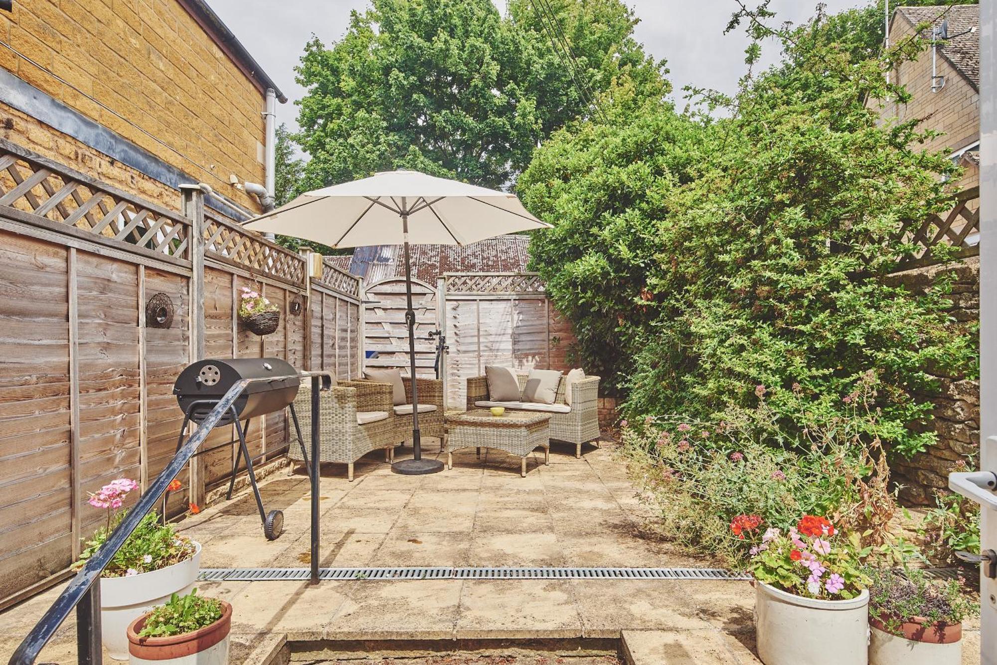 The Lansdowne Guest House Bourton-on-the-Water Dış mekan fotoğraf A typical garden in the UK