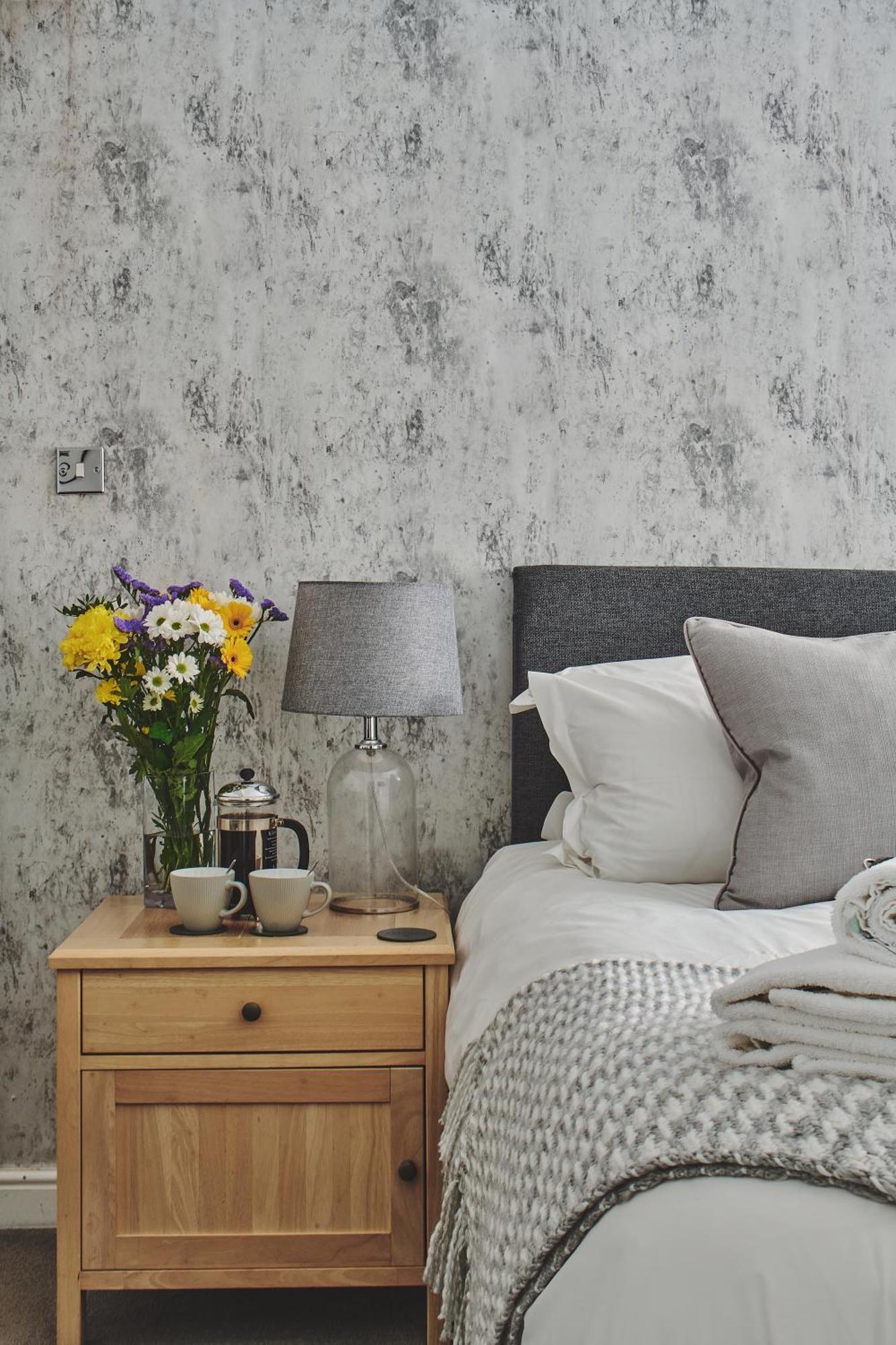 The Lansdowne Guest House Bourton-on-the-Water Oda fotoğraf A bedroom with a bedside table