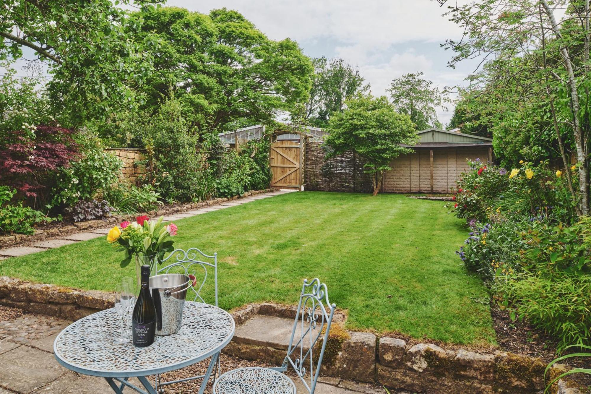 The Lansdowne Guest House Bourton-on-the-Water Dış mekan fotoğraf The garden of a typical English cottage