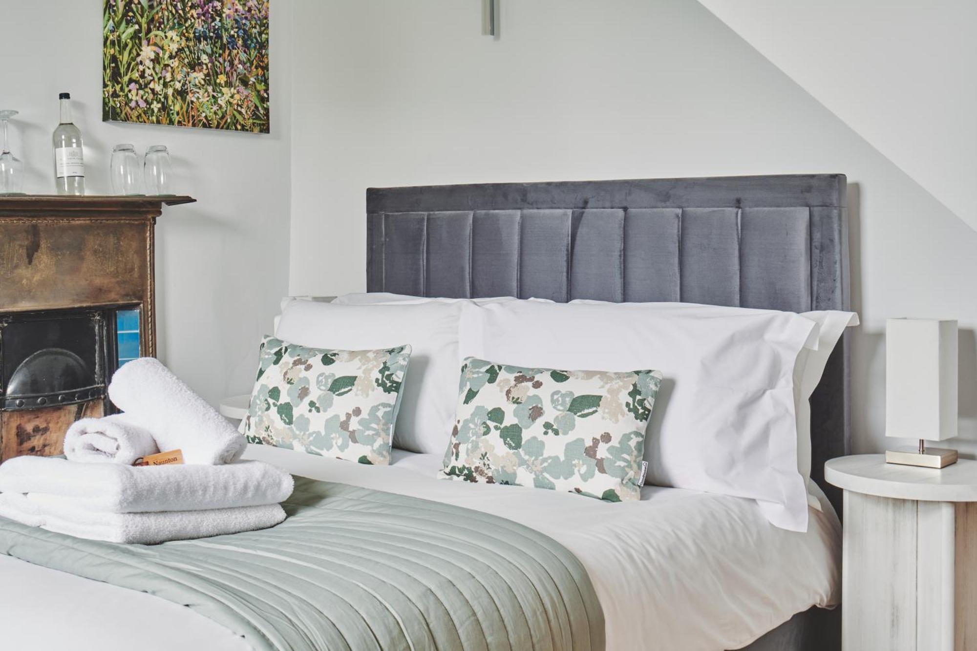 The Lansdowne Guest House Bourton-on-the-Water Dış mekan fotoğraf A bed with a headboard