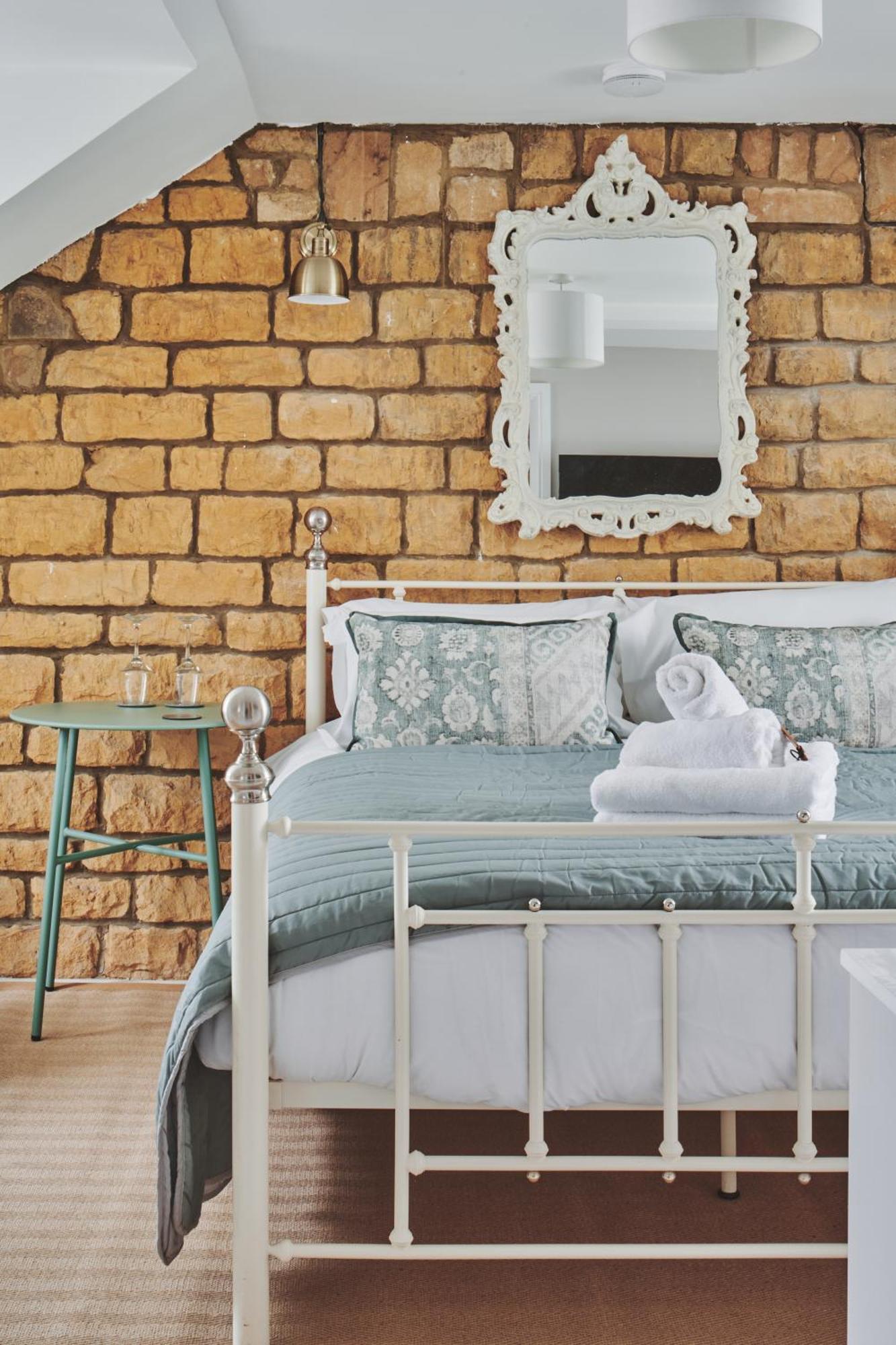The Lansdowne Guest House Bourton-on-the-Water Dış mekan fotoğraf A bed with a duvet