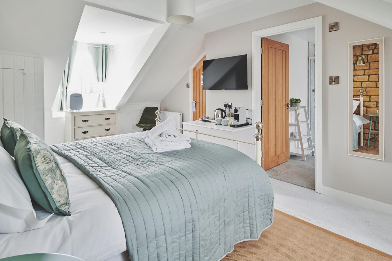 The Lansdowne Guest House Bourton-on-the-Water Dış mekan fotoğraf A bedroom at The Old Mill