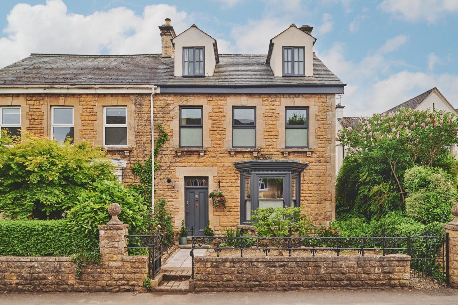 The Lansdowne Guest House Bourton-on-the-Water Dış mekan fotoğraf The former station building