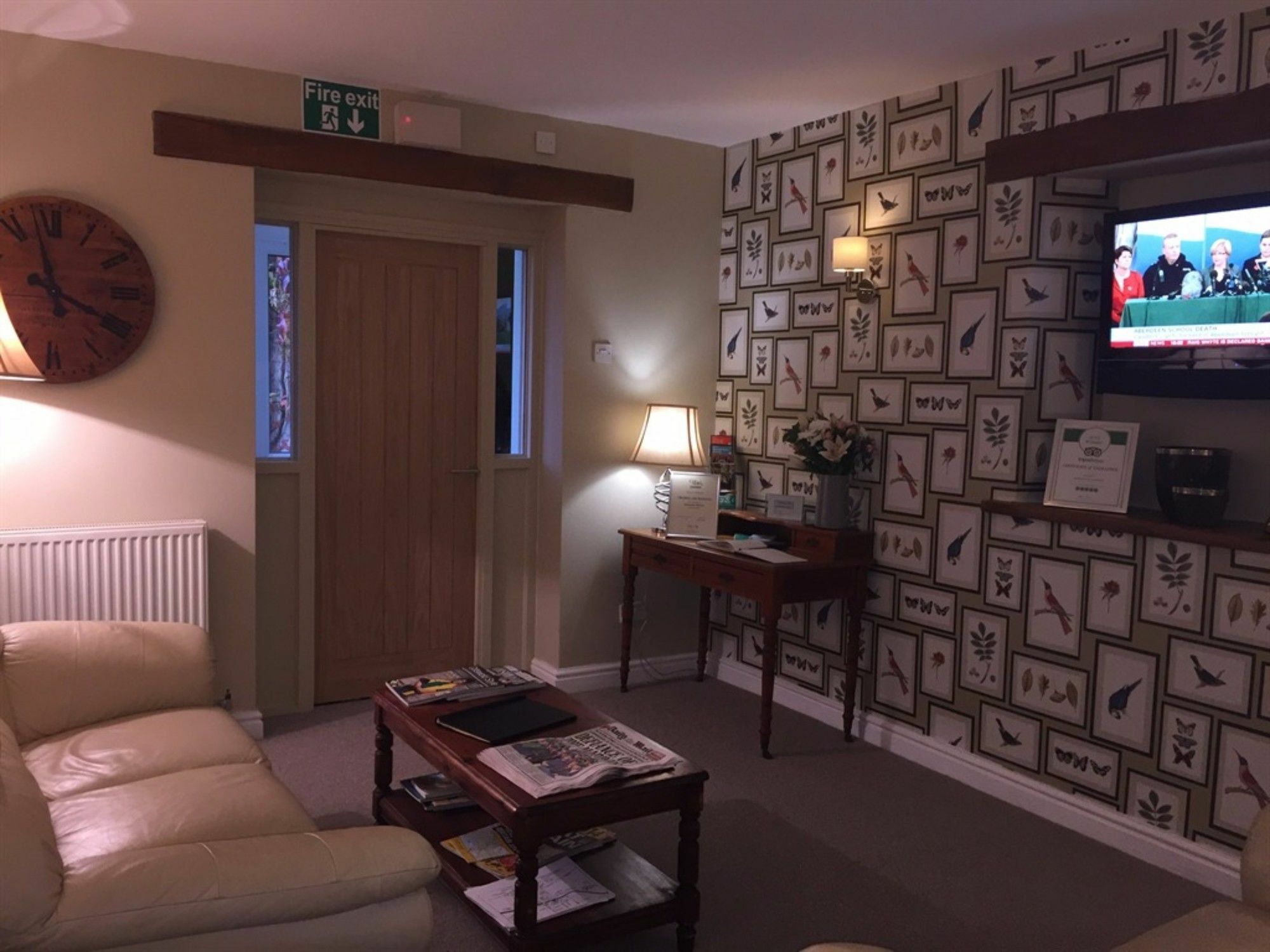 The Lansdowne Guest House Bourton-on-the-Water Dış mekan fotoğraf The waiting room at the practice